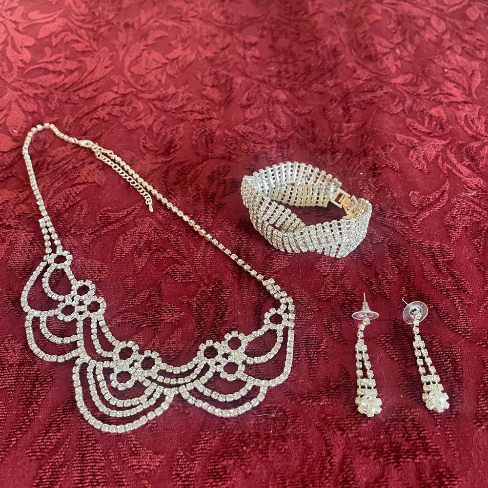 Elegant Silver Jewelry Set